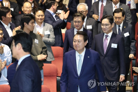 윤석열 대통령이 4일 충남 아산 삼성디스플레이에서 열린 디스플레이 신규투자 협약식에 이재용 삼성전자 회장과 함께 입장하고 있다. 연합뉴스